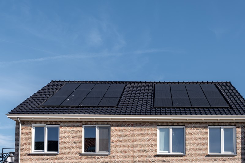 De levering en de installatie van zonnepanelen is belast met omzetbelasting tegen het algemene tarief van