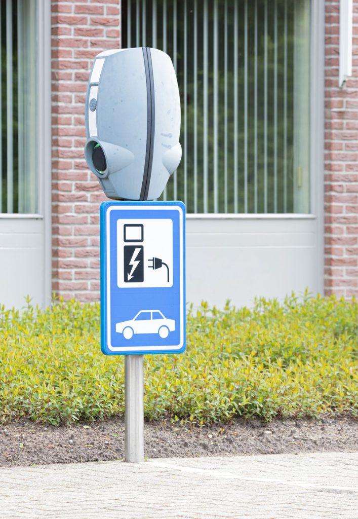 Voor de aanschaf of lease door particulieren van een elektrische personenauto kan subsidie worden