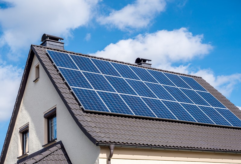 De levering en installatie van zonnepanelen is op dit moment belast met 21% btw. Door een wijziging van