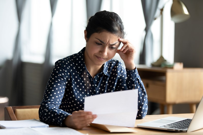 De dga en zijn partner zijn wettelijk verplicht om voor hun werk voor de bv ten minste een gebruikelijk