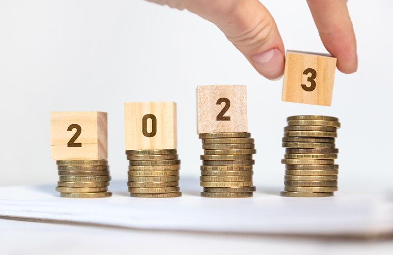 Per 1 januari 2023 gelden de volgende bedragen voor het wettelijk minimumloon:


	
		
			Leeftijd
			per