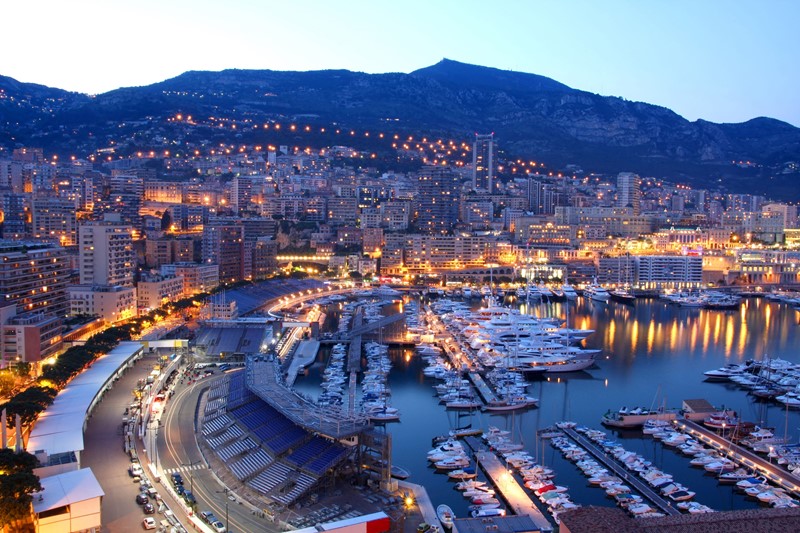 Een man verplaatst zijn werkzaamheden van Monaco naar Nederland. Hij komt daarbij in een geschil met de