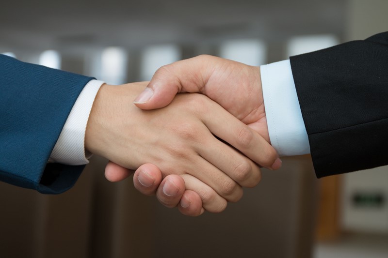 Een man is de enige werknemer van een bv. De man is werkzaam als bestuurder bij meerdere vennootschappen.