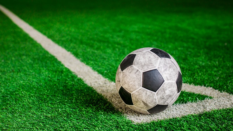 Een schoonmaakbedrijf beschikt over twee seizoenkaarten voor Ajax en koopt nog 22 kaarten voor de