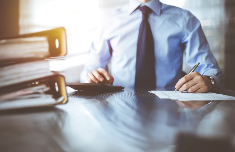 Een ambtenaar koopt jarenlang priv&eacute;goederen op kosten van zijn werkgever. Hij schakelt daarbij een